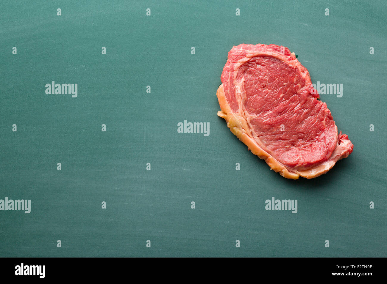 frisches rohes Rindfleisch an Tafel Stockfoto