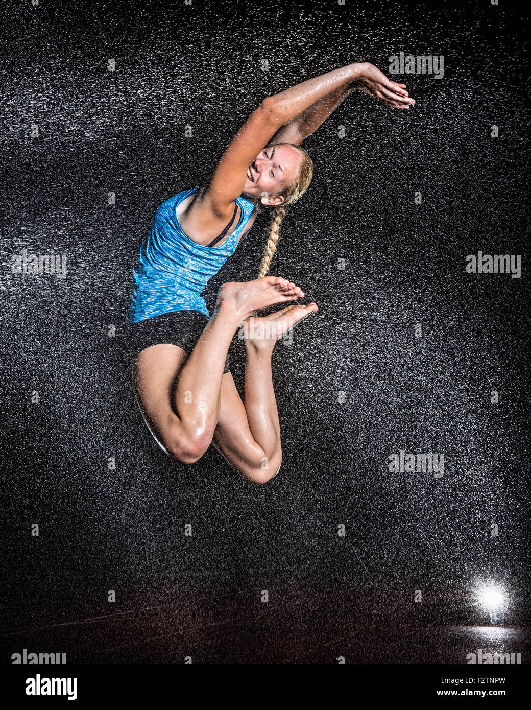 Junge Frau, 18 Jahre alt, springen im Nebel, Regen Stockfoto