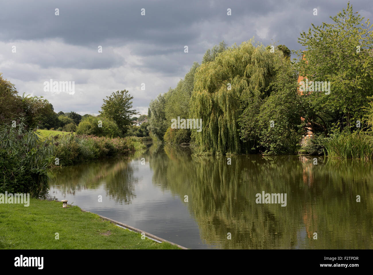 Reflexionen im Satill Wasser des Kennet und Avon Kanal am Portdown in der Nähe von Hungerford an einem Spätsommertag, Berkshire, Septem Stockfoto