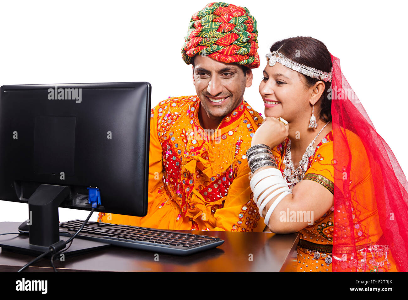 2 indische Rajasthani Dorfbewohner verheiratet paar Computer arbeiten Stockfoto
