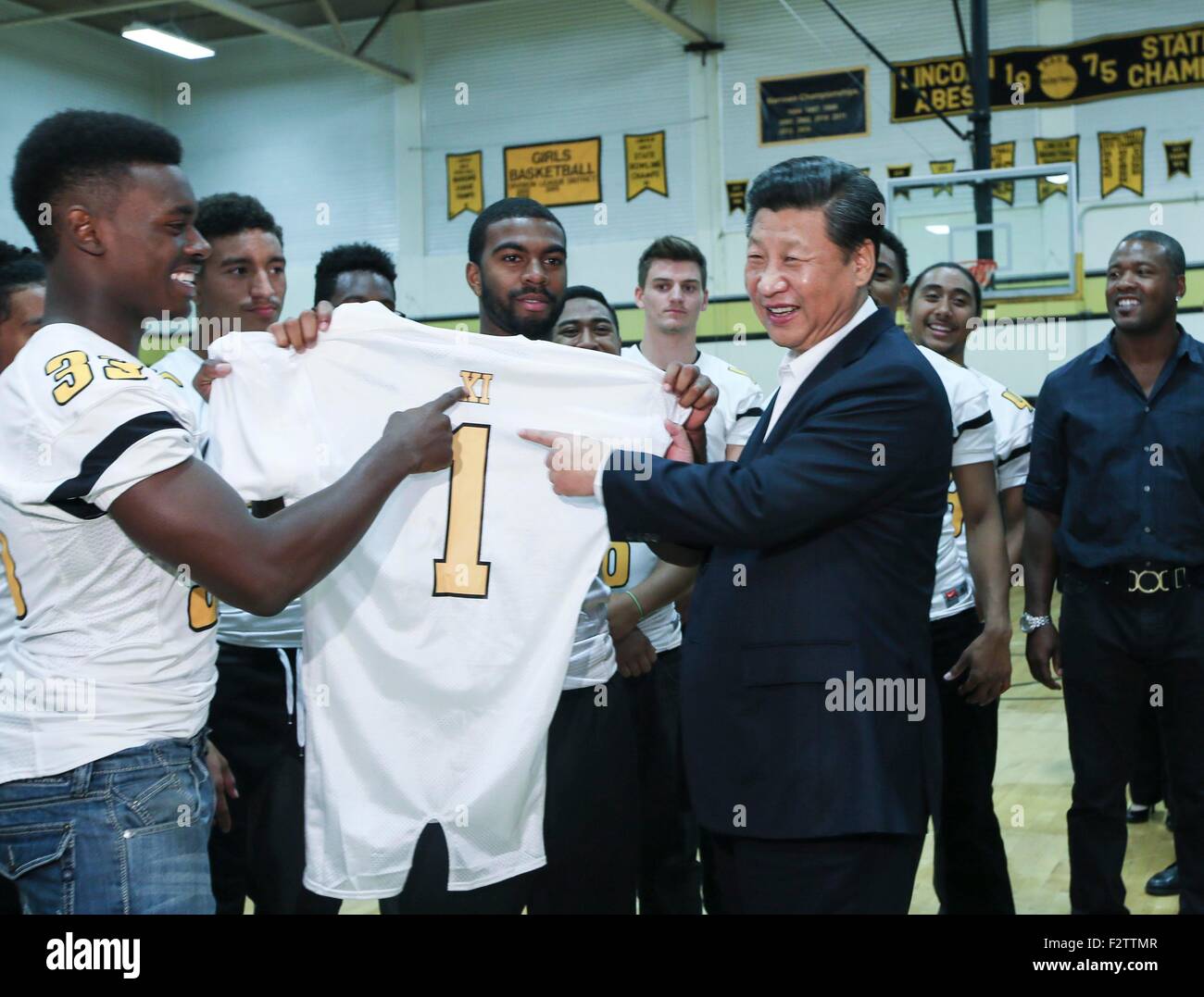 Seattle, USA. 23. Sep, 2015. Chinesischen Staatspräsidenten Xi Jinping (R, vorne) wird mit einem Shirt von der Schule Rugby-Team bei seinem Besuch an der Lincoln High School in Tacoma von Washington State, USA, 23. September 2015 präsentiert. Bildnachweis: Lan Hongguang/Xinhua/Alamy Live-Nachrichten Stockfoto