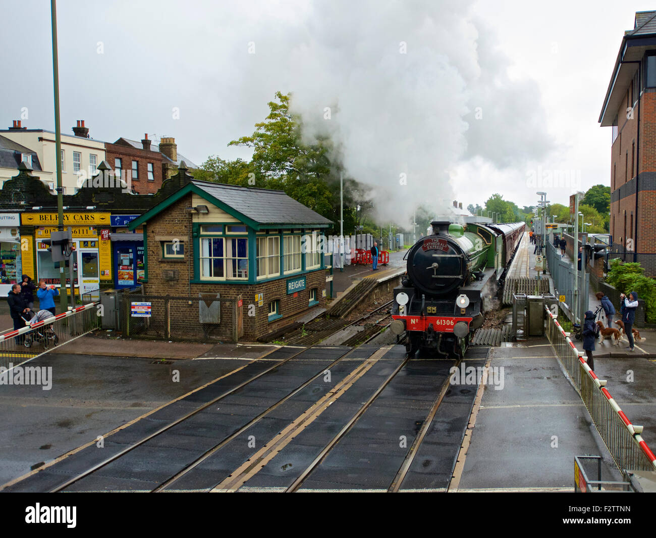 Reigate, Surrey, UK. 24. September 2015. Die Kathedrale Express LNER B1 Klasse 4-6-0, die keine 61306 "Mayflower" Dampfzug fährt am Fuße der North Downs durch Reigate, Surrey, 0901hrs Donnerstag, 24. September 2015 auf dem Weg nach Worcester. Credit: Foto von Lindsay Constable/Alamy Live-Nachrichten Stockfoto