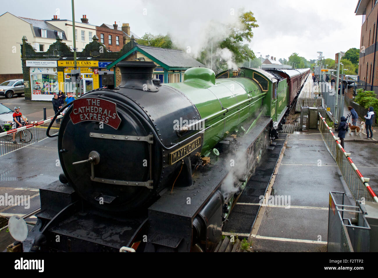 Reigate, Surrey, UK. 24. September 2015. Die Kathedrale Express LNER B1 Klasse 4-6-0, die keine 61306 "Mayflower" Dampfzug fährt am Fuße der North Downs durch Reigate, Surrey, 0901hrs Donnerstag, 24. September 2015 auf dem Weg nach Worcester. Credit: Foto von Lindsay Constable/Alamy Live-Nachrichten Stockfoto