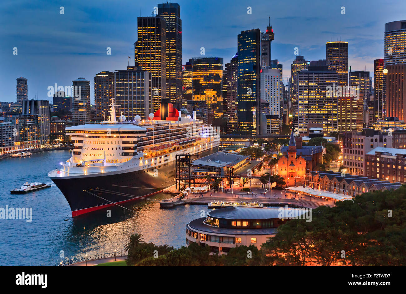 riesige transatlantischen Kreuzfahrt Schiff angedockt neue Übersee Passagierterminal im Hafen von Sydney bei Sonnenaufgang Stockfoto