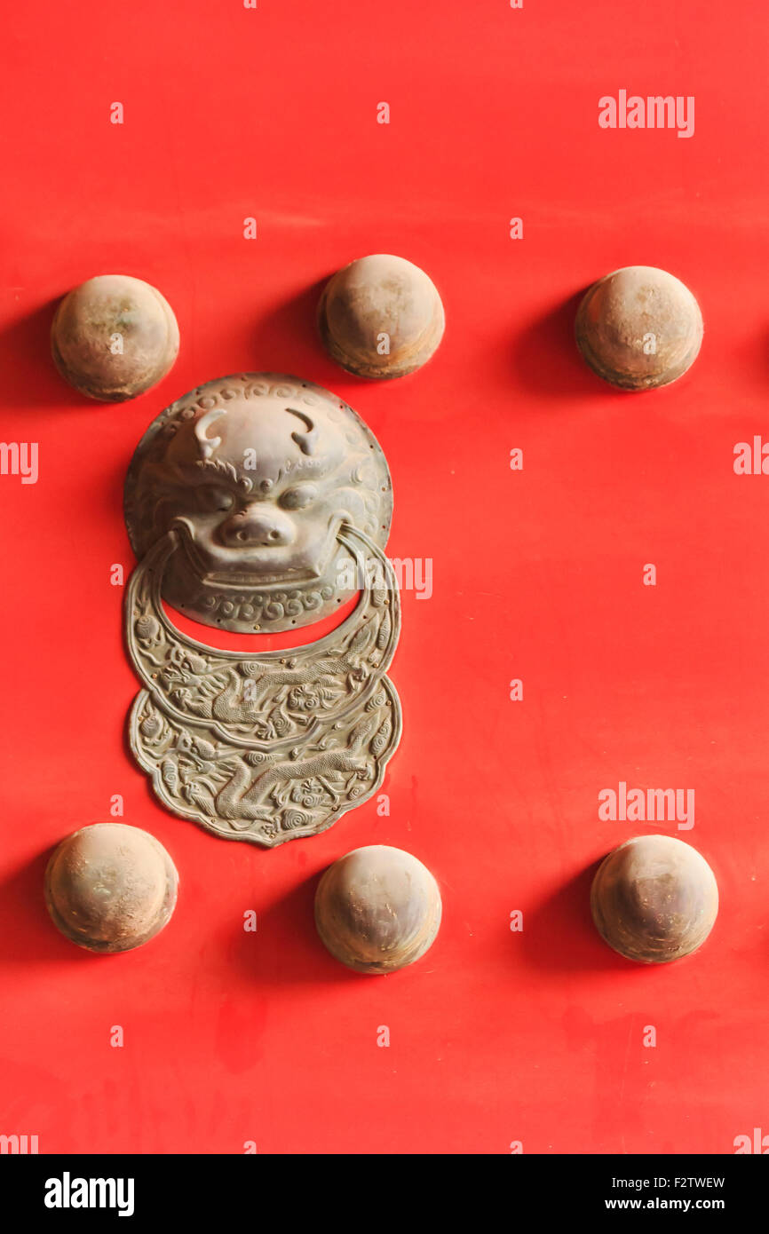 ein Fragment des roten dekorierten Metalltür in der verbotenen Stadt in Peking, China Stockfoto