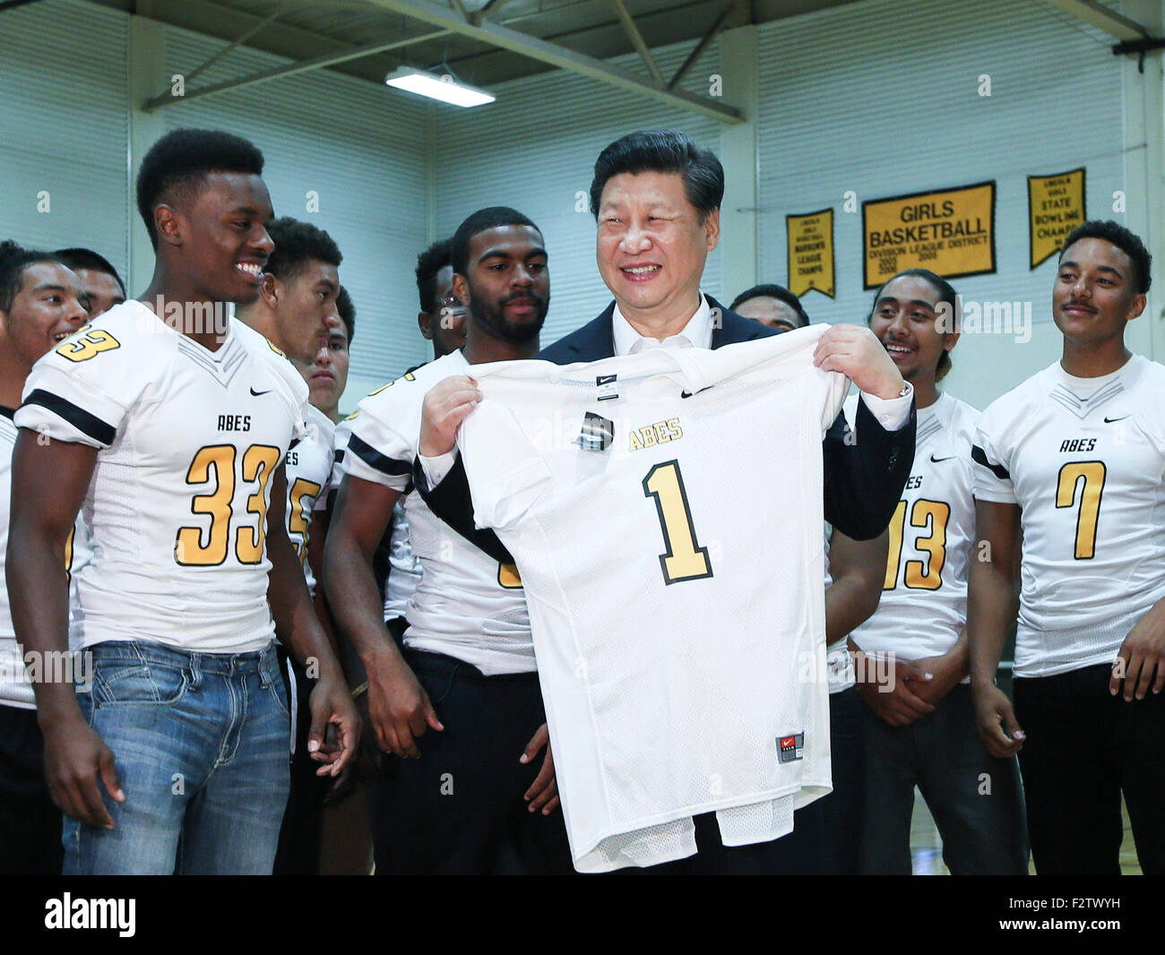 Seattle, USA. 23. Sep, 2015. Chinese President Xi Jinping (C) ist mit einem Rugby-Shirt von Studenten während seines Besuchs an der Lincoln High School in Tacoma Washington State, USA, 23. September 2015 vorgestellt. Bildnachweis: Lan Hongguang/Xinhua/Alamy Live-Nachrichten Stockfoto
