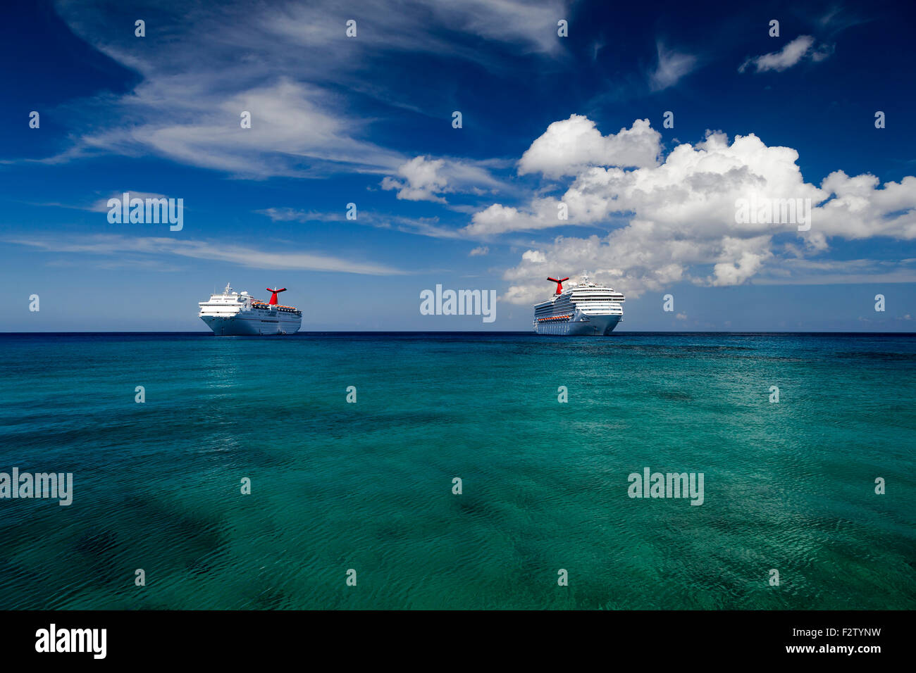 Zwei Karneval Kreuzfahrt-Schiffe auf den Cayman islands Stockfoto