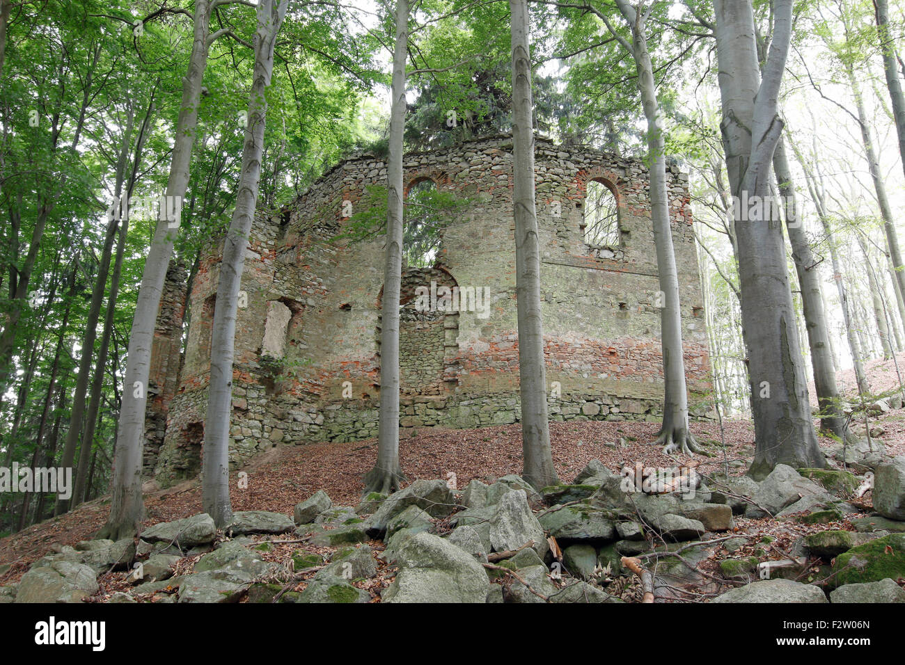 Ruinen des barocken Wallfahrtskapelle St. Mary Magdalene auf dem Berg wenig Blanik ab 1753 Stockfoto