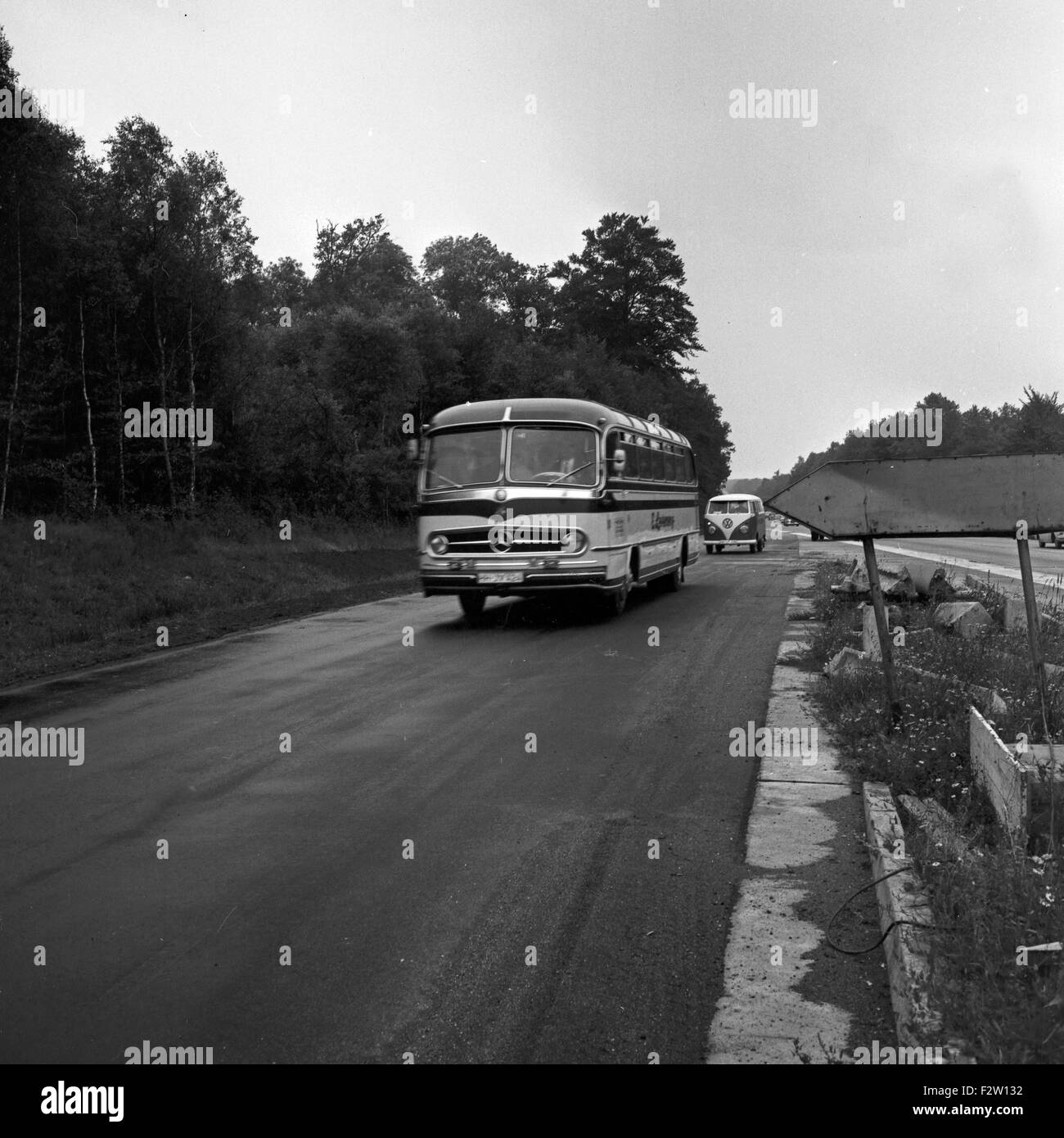 Der Zug der Zeit, Fernsehfilm, Deutschland 1967, Regie: Peter Beauvais, Szenenfoto Mit Reisebussen Stockfoto