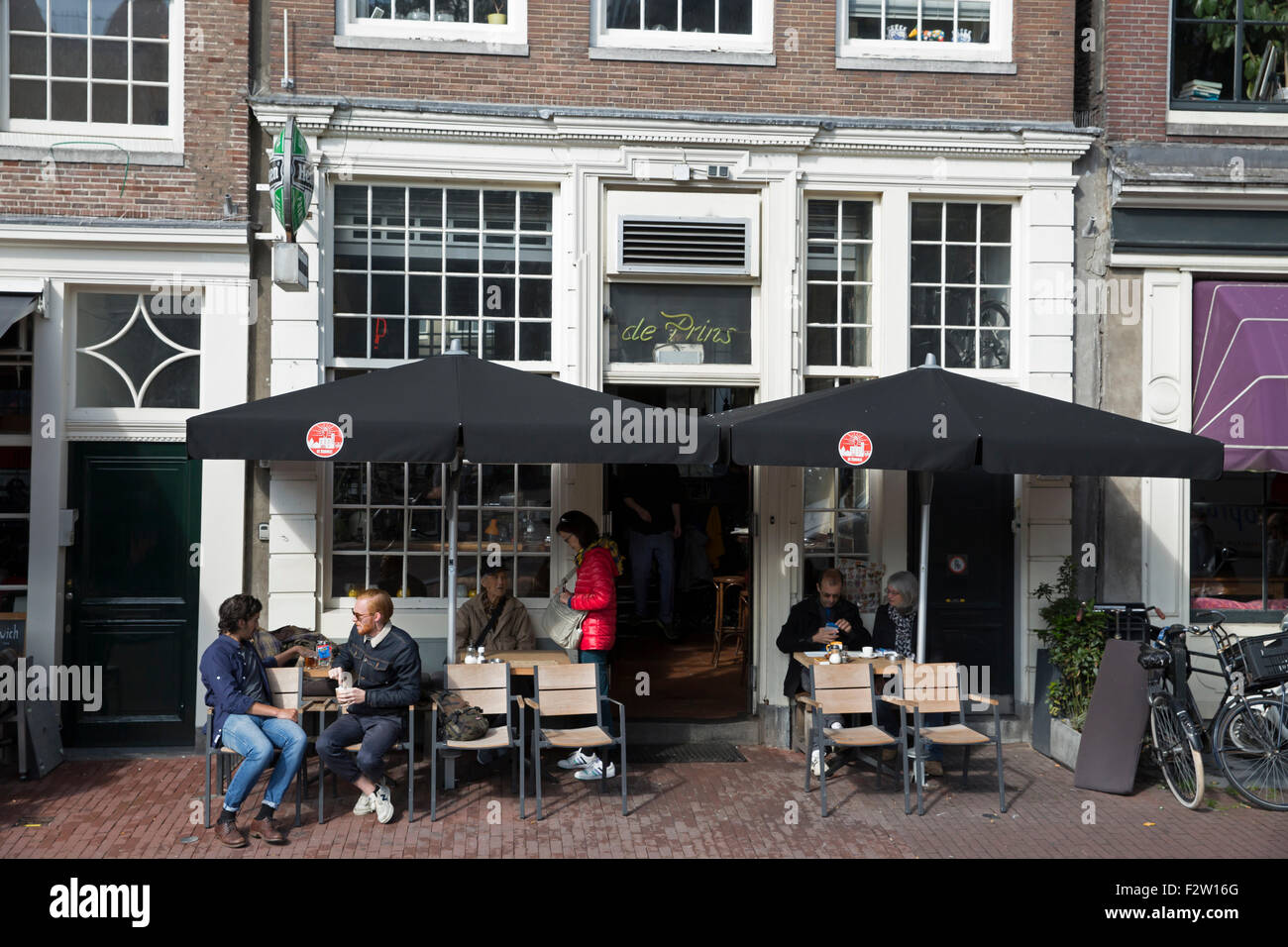 Amsterdam, NL, 24. September 2015, Personen essen alfresco in Amsterdam trotz der herbstlichen Regendusche Credit: Keith Larby/Alamy Live News Stockfoto