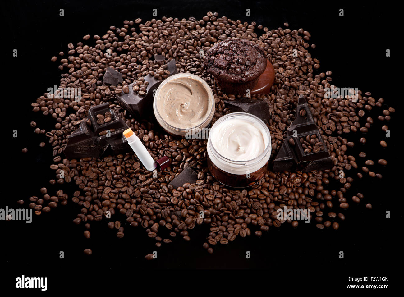 kosmetischen Creme Kaffee Verfahren Schönheit Schokolade bilden Visage medizinische Rohr Glas Bohnen Mode Produkt Nahrungsmittelkuchen Stockfoto