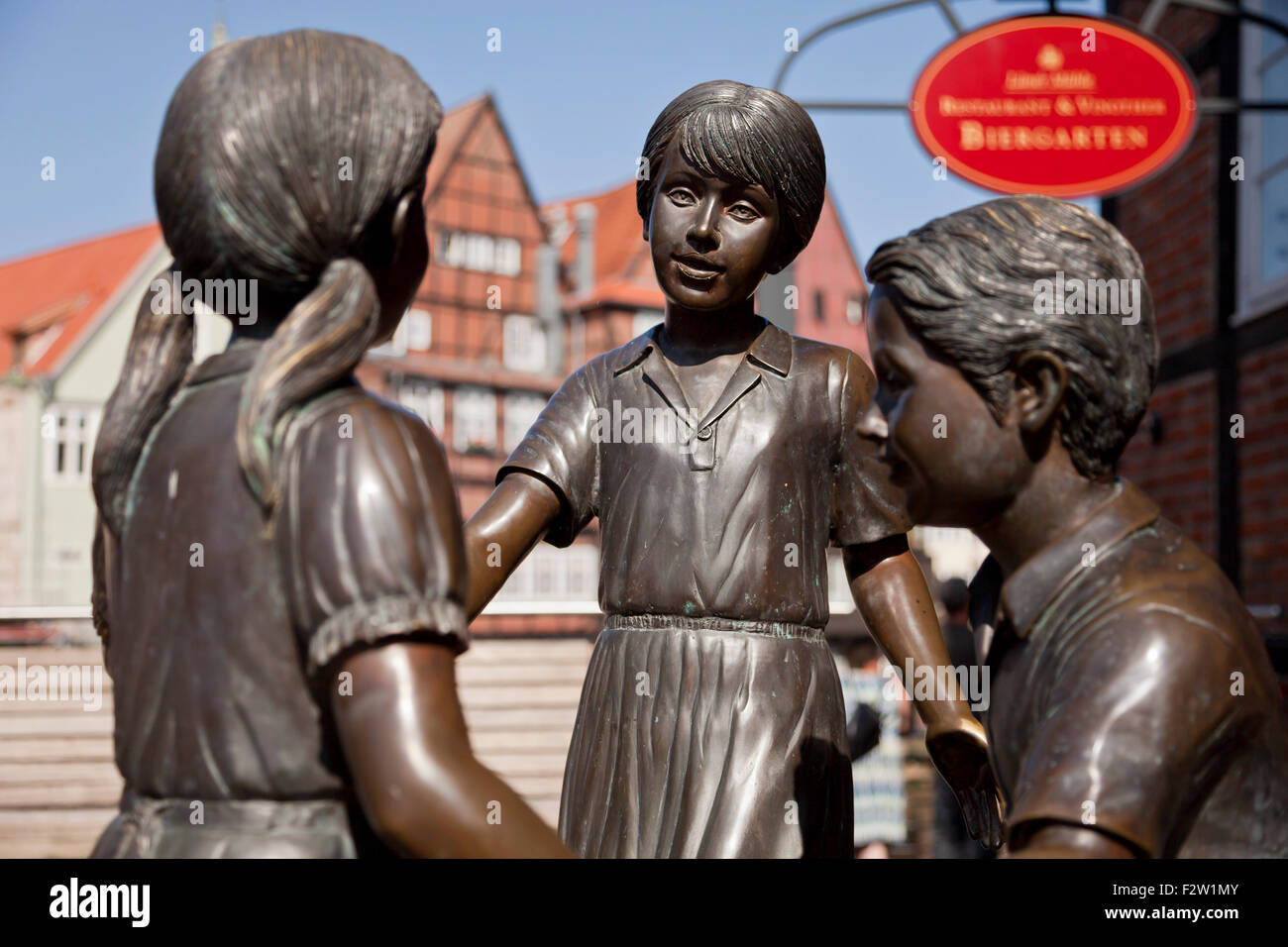 La Vita É Bella Skulptur / das Leben ist schön von Leonardo Rossi zeigt Kinder spielen, Hansestadt Lüneburg, Niedersachsen, Stockfoto