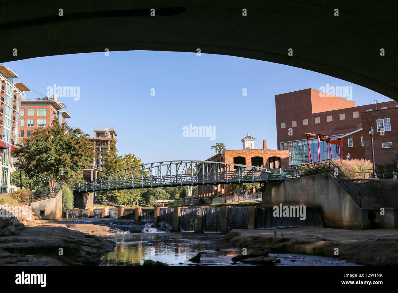 Brücke am Ort und Artwork Paradigma Weg bei Kunst Crossing über den Reedy-Fluss in der Innenstadt von Greenville, South Carolina. Stockfoto