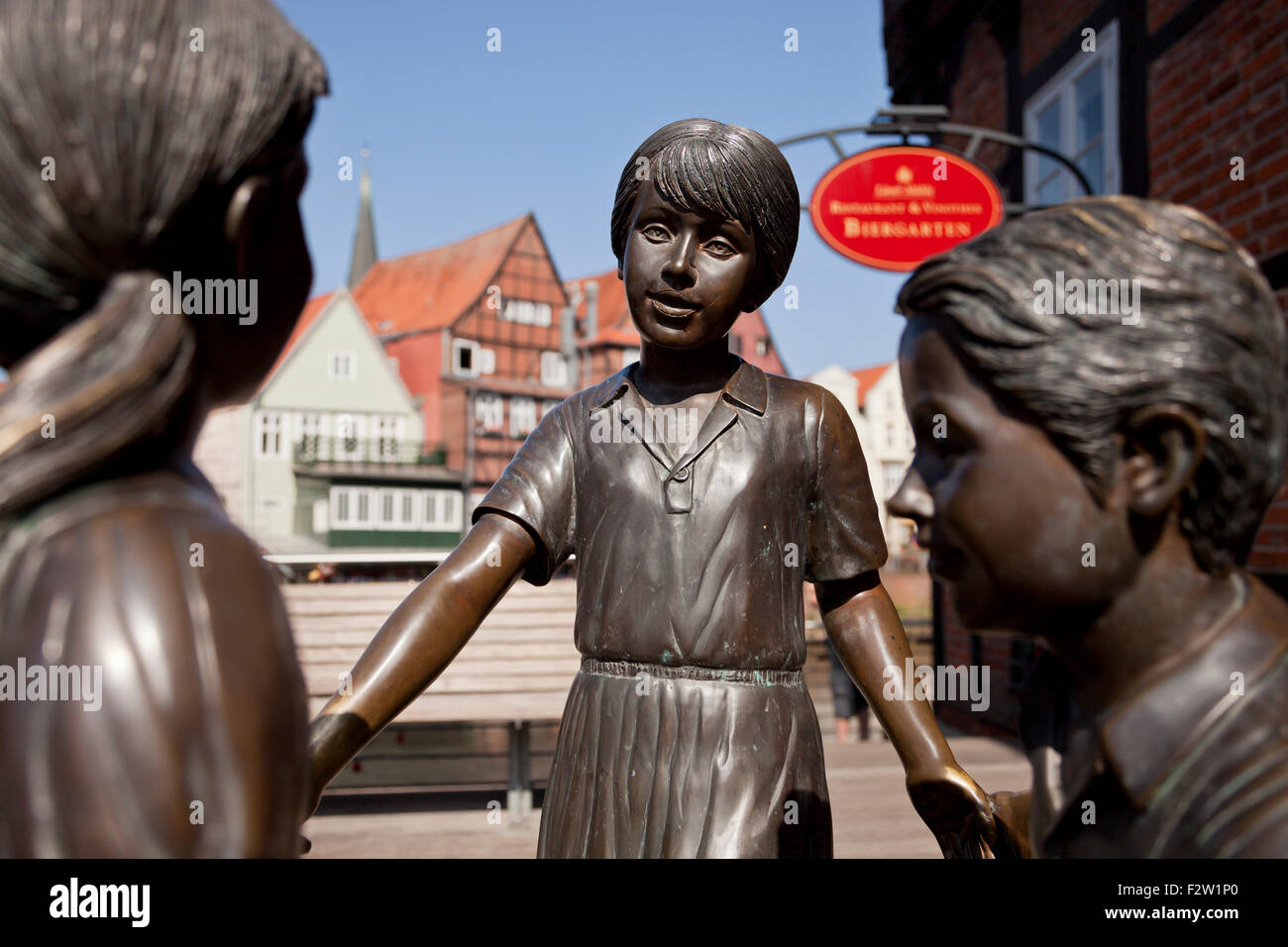 La Vita É Bella Skulptur / das Leben ist schön von Leonardo Rossi zeigt Kinder spielen, Hansestadt Lüneburg, Niedersachsen, Stockfoto