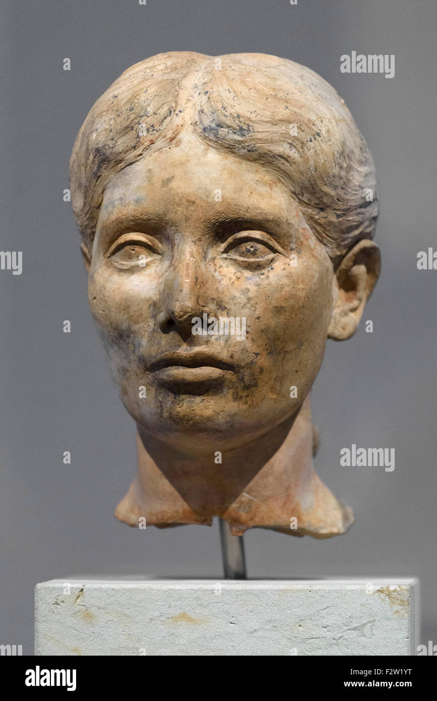 Berlin. Deutschland. Kopf eines Mädchens. Ton, 30-1 BC, Altes Museum. Aus der königlichen preußischen Sammlung. Stockfoto