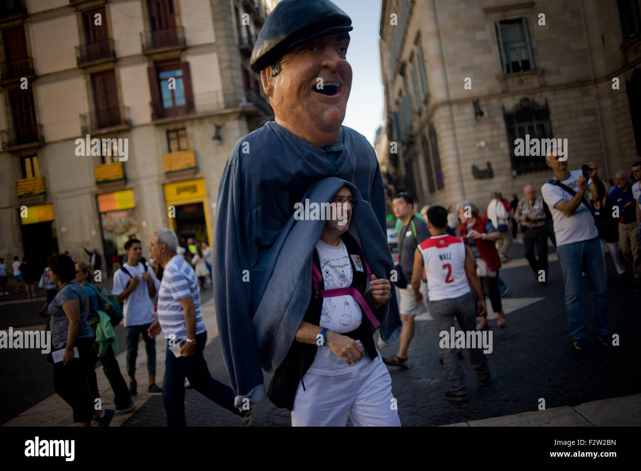 24. September 2015 wird durch die Straßen von Barcelona während La Merce Festival (Festes De La Merce) am 24. September 2015, Spanien - Barcelona, Katalonien, Spanien - ein Mann mit einem traditionellen CatalÃ¡n Riesen gesehen. (Bild Kredit: Jordi Boixareu © über ZUMA Draht) Stockfoto