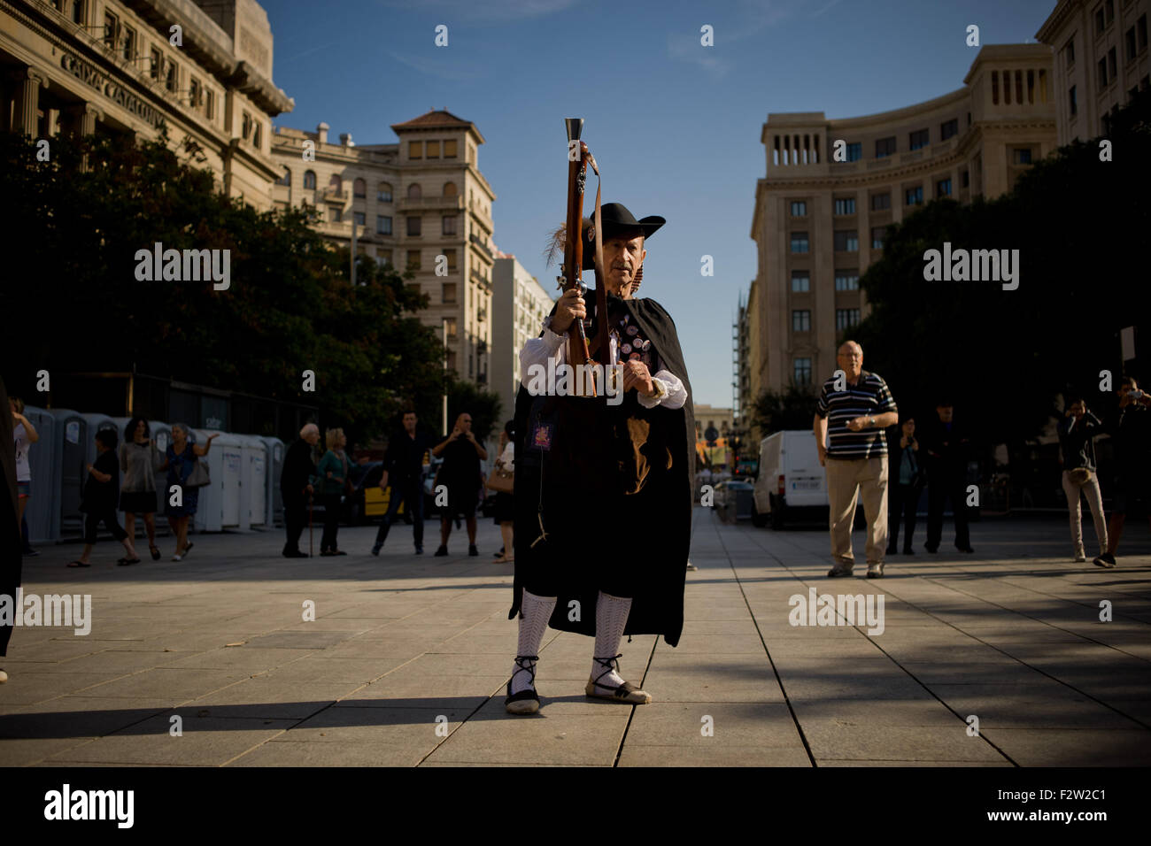 Barcelona, Katalonien, Spanien. 24. Sep, 2015. Eine Trabucaire durch die Straßen von Barcelona anlässlich der Feierlichkeiten des Merce Festivals (Festes De La Merce) am 24. September 2015, Spanien. Die Galejada Trabucairemarks den Beginn des Tages die Schutzpatronin von Barcelona, La Merce. Männer und Frauen als alten katalanischen Banditen verkleidet zu den Straßen der Altstadt von Barcelona nehmen und verursacht ein lautes Geräusch mit seiner gröberen voll von Schießpulver. © Jordi Boixareu/ZUMA Draht/Alamy Live-Nachrichten Stockfoto