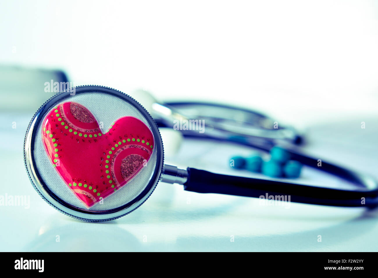 Nahaufnahme von einem roten Herz auf einem Stethoskop für die Herz-Kreislauf-Gesundheit Stockfoto