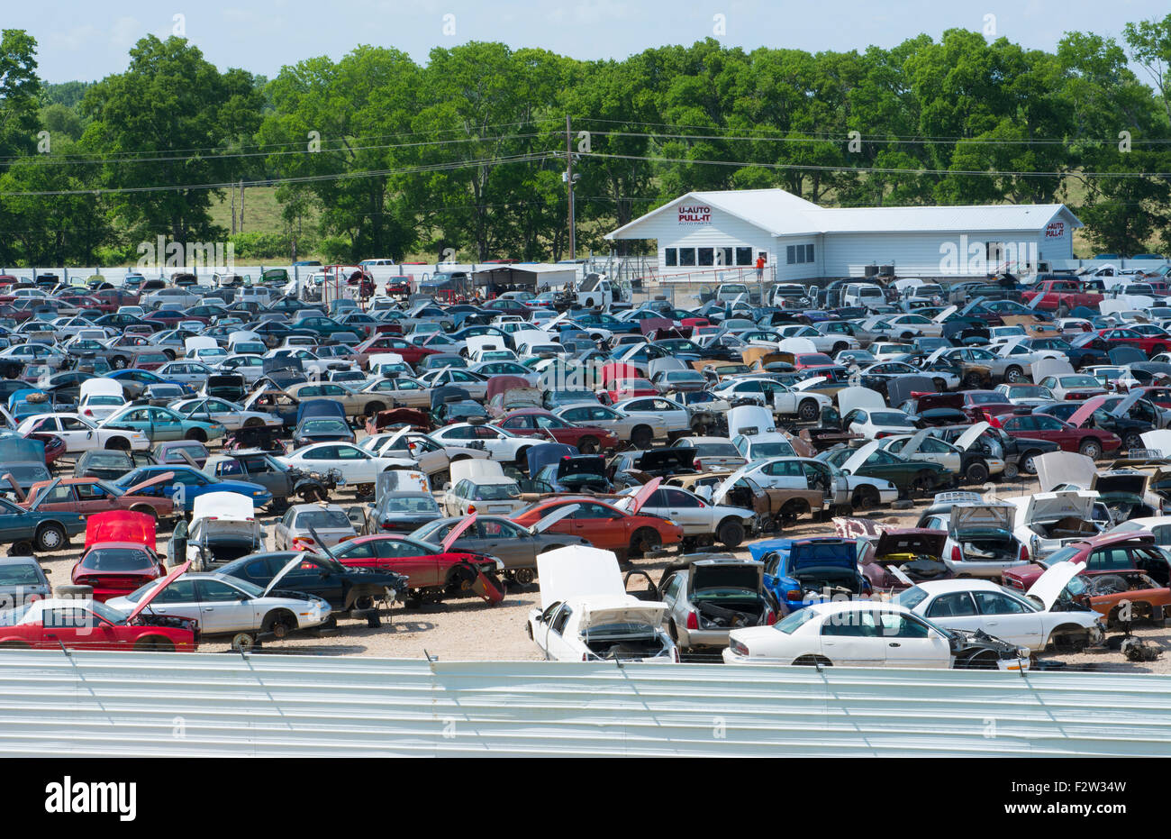 Zeilen zerstört der alten Autos in Schrottplatz in der Nähe von Alexandra  Louisiana Ersatzteile und Reparaturen für autos Stockfotografie - Alamy