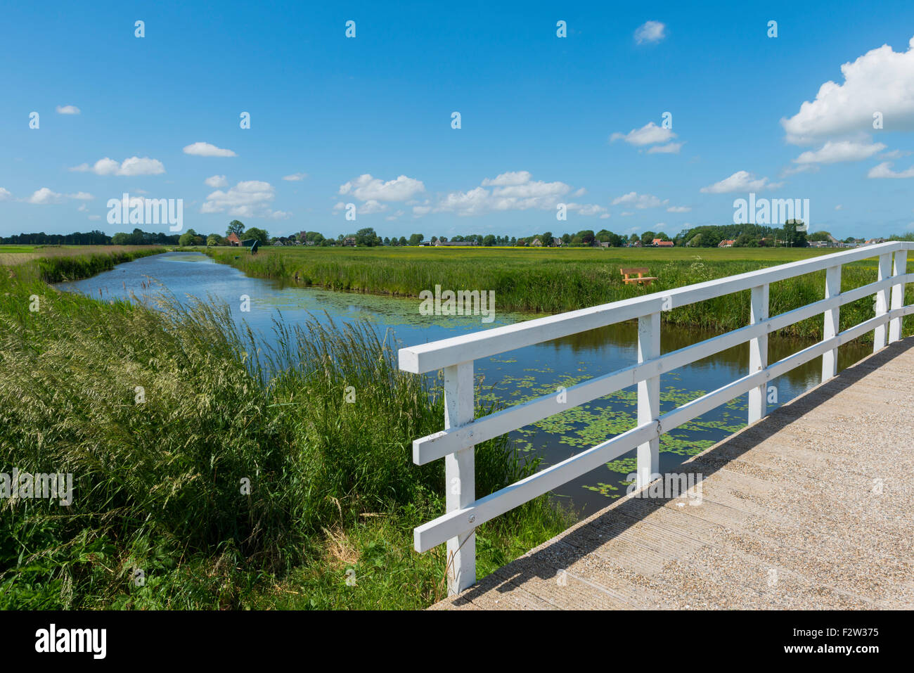 Brücke bei Aarstwoud in Noord-Holland mit Wasser und graben. Stockfoto