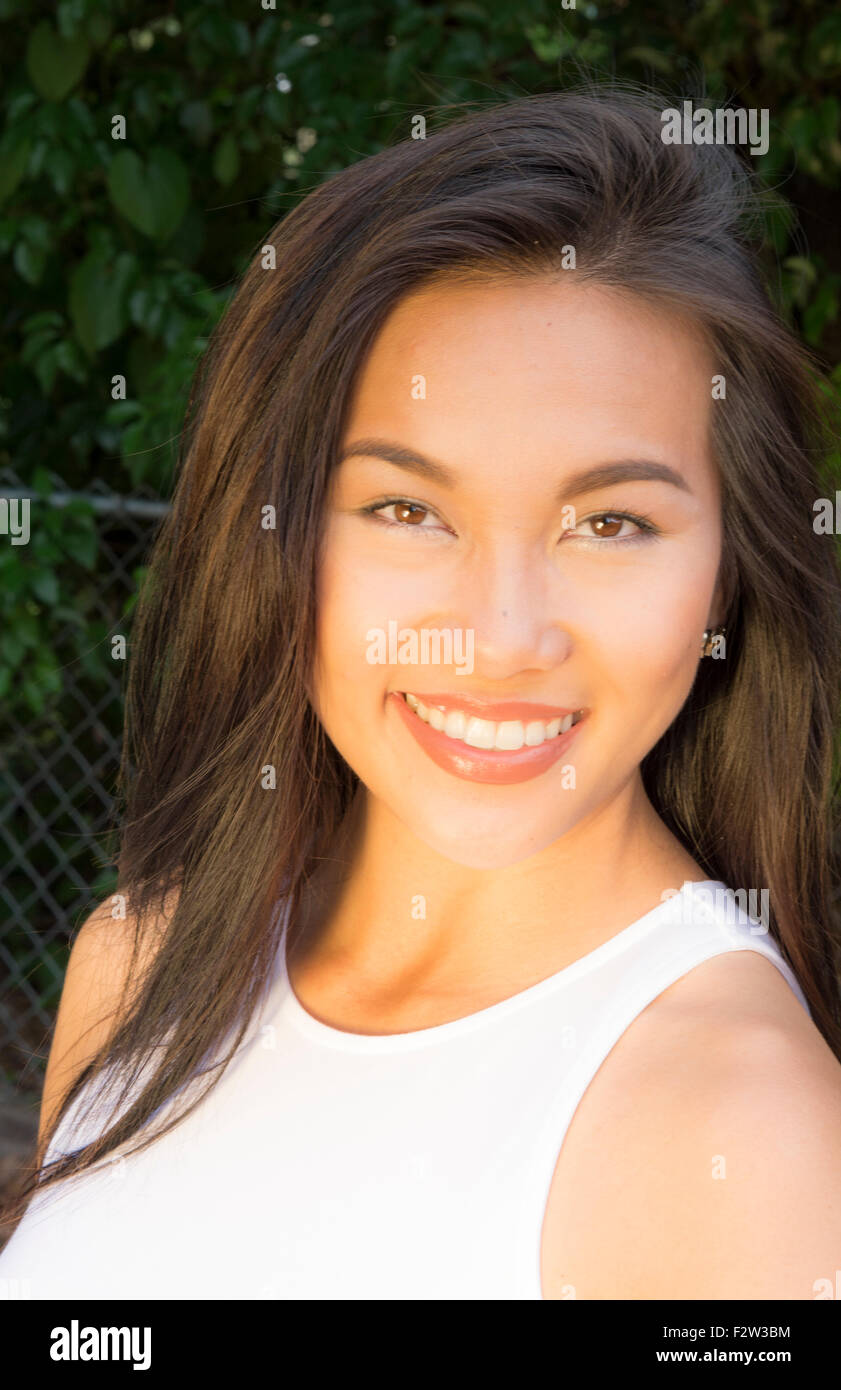 Vietnamesische jungen Amerikanerin Alter 30er Jahre Porträt im freien Lächeln MR-8 Modell veröffentlicht Stockfoto