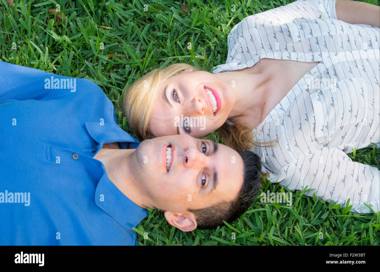 Paar veröffentlicht Alter 30er Jahre zum Entspannen in den Rasen kuscheln zusammen in Liebe dating Herr Modell MR-3, MR-4 Stockfoto