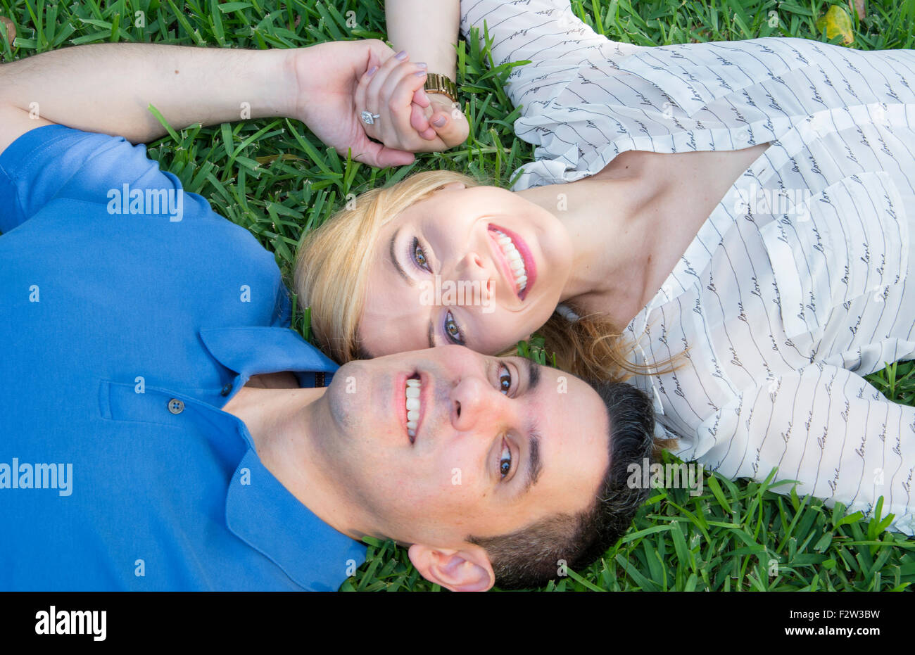 Paar veröffentlicht Alter 30er Jahre zum Entspannen in den Rasen kuscheln zusammen in Liebe dating Herr Modell MR-3, MR-4 Stockfoto