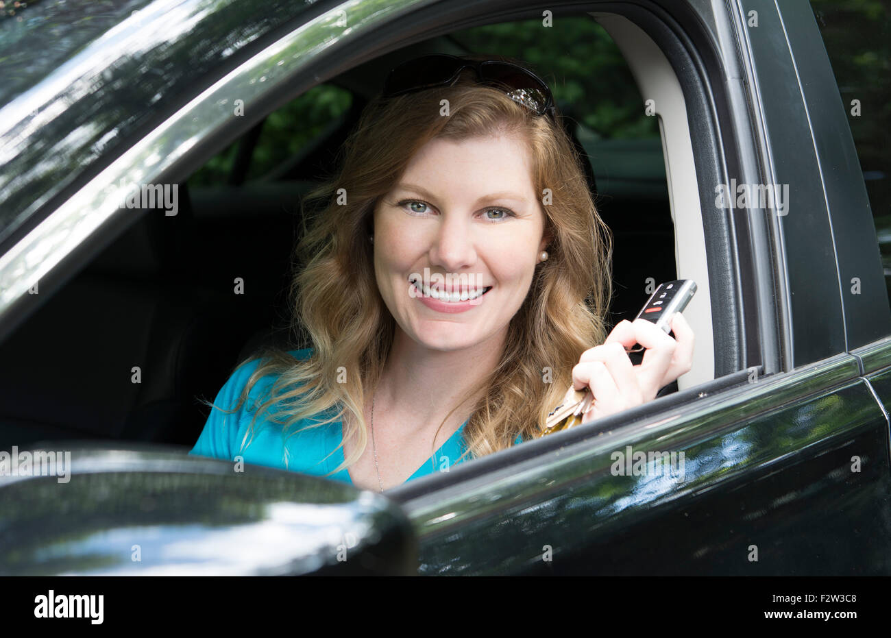 Junge Teenager-Mädchen 16 Jahre mit der ersten Fahrt eines Autos zeigen ihre Schlüssel Herr Modell veröffentlicht Stockfoto