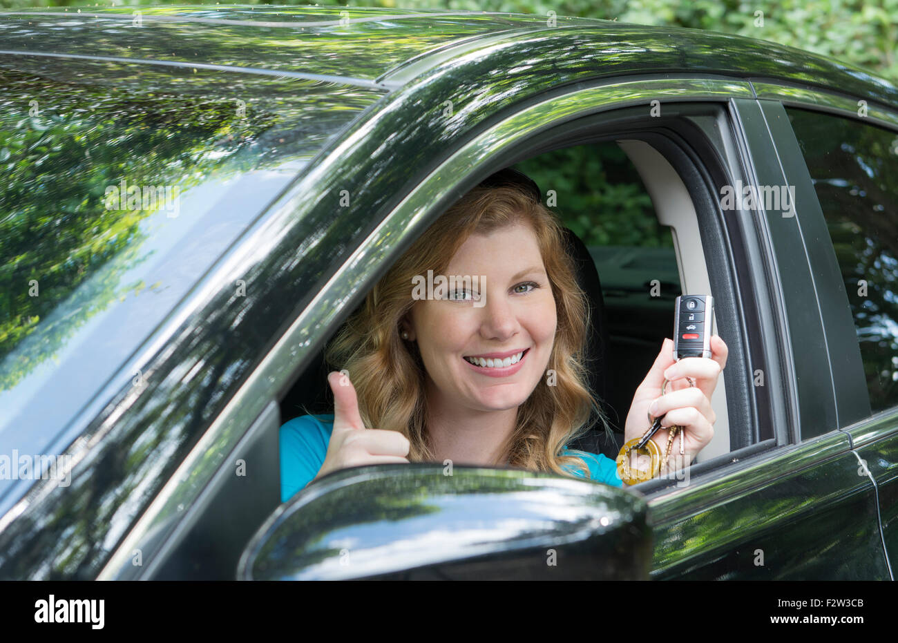 Junge Teenager-Mädchen 16 Jahre mit der ersten Fahrt eines Autos zeigen ihre Schlüssel Herr Modell veröffentlicht Stockfoto