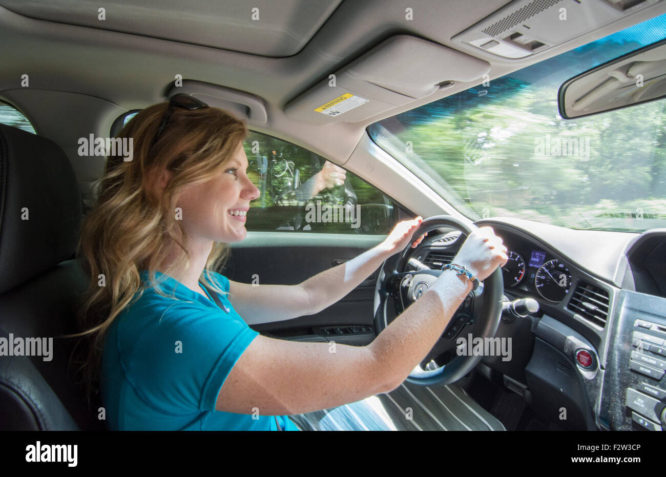 Junge Teenager-Mädchen veröffentlicht 16 Jahre mit Papa im Beifahrersitz als She Antriebe Auto für die erste Zeit Herr Modell Stockfoto