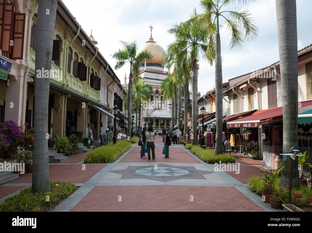 Singapur - 8. März 2007: Unbekannte Kinder und Erwachsene Einkaufen auf der Straße in der Nähe der Sultane Mosk in Singapur am 8. März 2007 Stockfoto