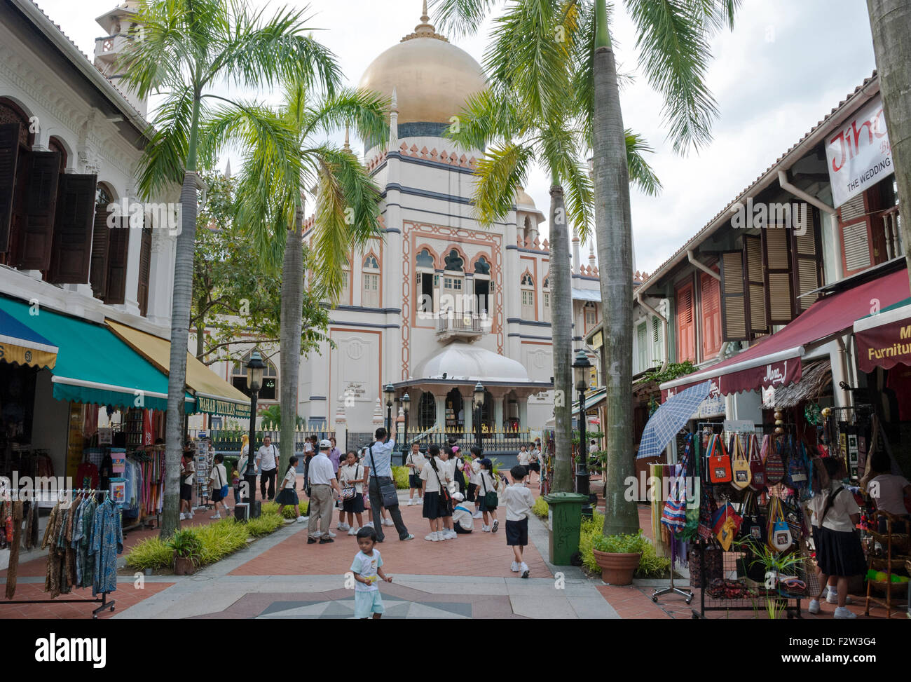 Singapur - 8. März 2007: Unbekannte Kinder und Erwachsene Einkaufen auf der Straße in der Nähe der Sultane Mosk in Singapur am 8. März 2007 Stockfoto