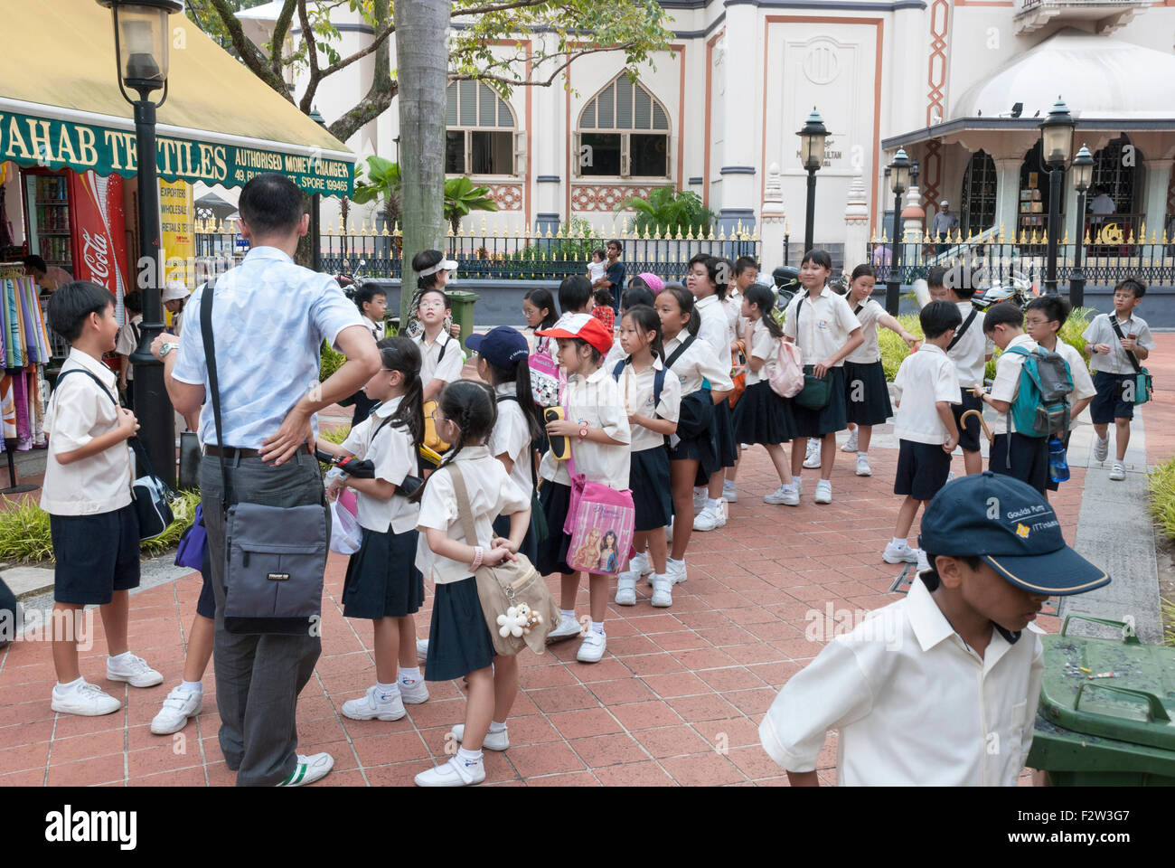 Singapur - 8. März 2007: Unbekannte Kinder Lin Schuluniform Line-up in Singapur am März 2007, waren die Kinder einheitliche bec Stockfoto
