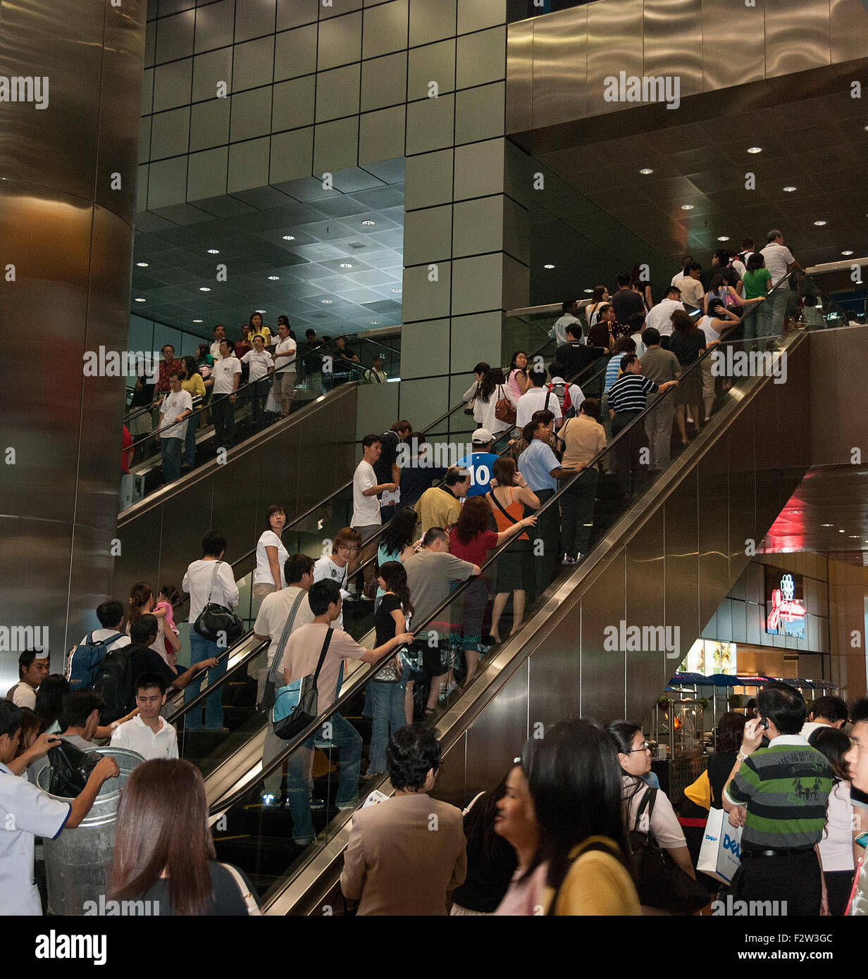 Singapur - 10. März 2007: Unbekannte Menschen auf Rolltreppe in Singapur Einkaufszentrum Om 10. März 2007, ist Singapur City mit 6 Stockfoto