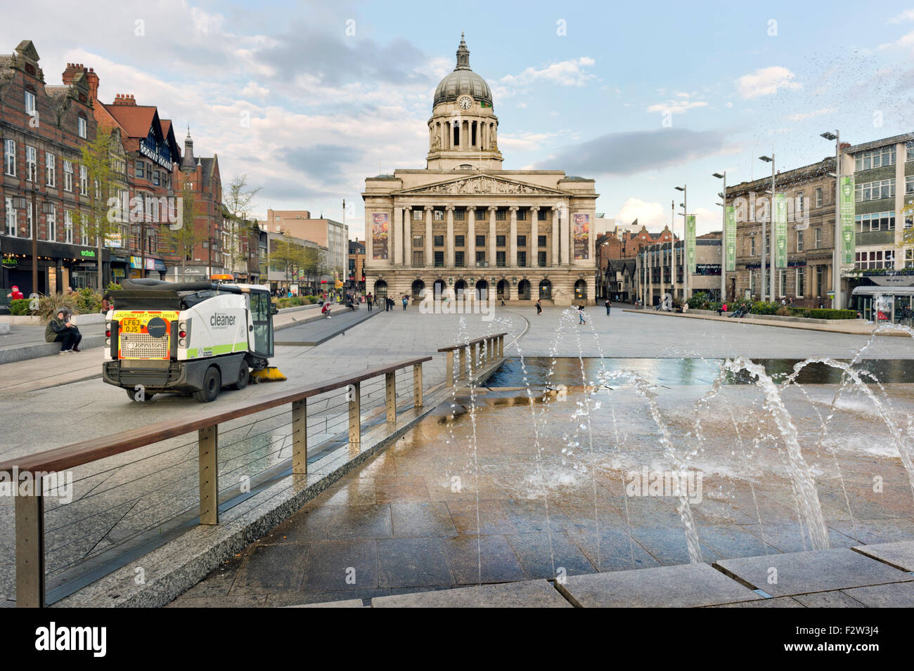 Nottingham Council House und Old Market Square, Stadt von Nottingham, UK, mit Wasserfontänen und Straße Reinigung nehmen Platz. Stockfoto