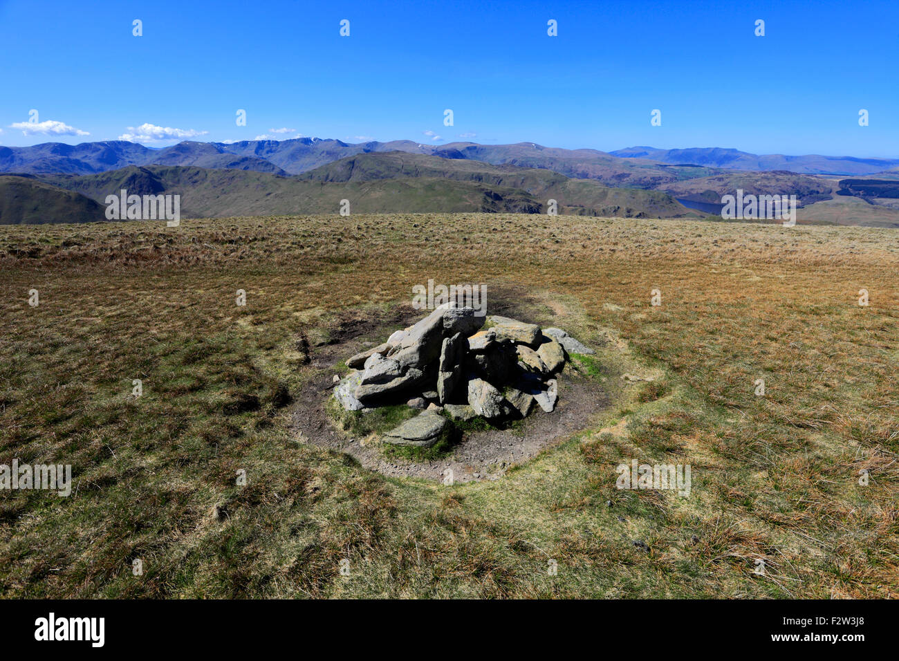 Frühling, der Gipfel Cairn von ob Hill fiel, High Street, Martindale gemeinsamen Valley, Lake District National Park, Cumbria, Engla Stockfoto