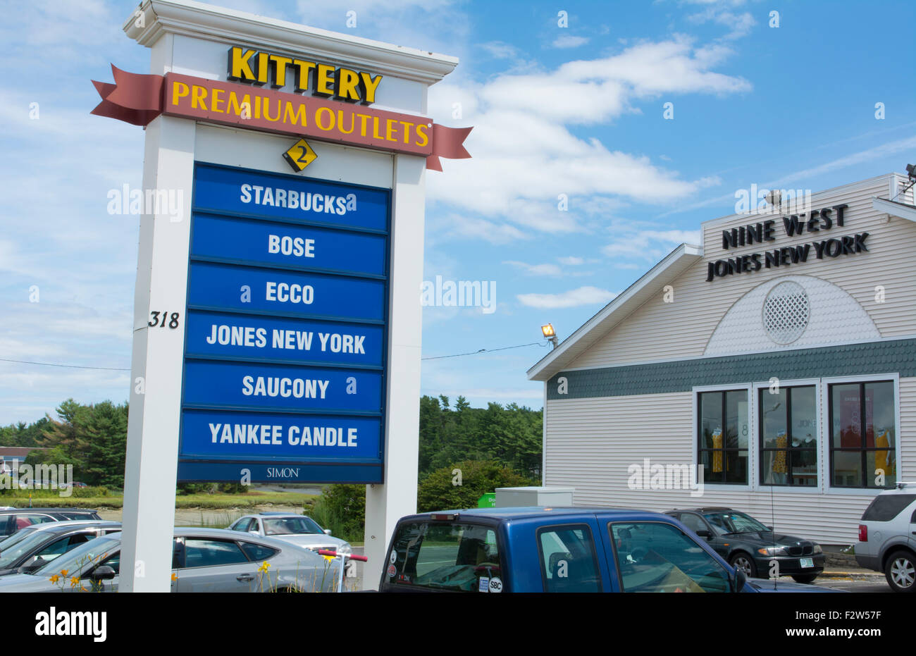 Kittery, Maine Einkauf in Outlet-Zentren genannt Kittery Outlet Malls mit Geschäften und Autos Stockfoto