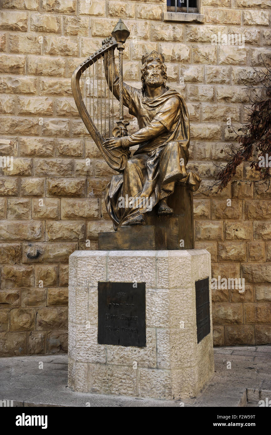 König David von Israel (ca. 1040-970 v. Chr.) die Harfe zu spielen. Die Statue befindet sich nahe dem Eingang zum Grab des König David. Berg Zion. Jerusalem. Israel. Stockfoto