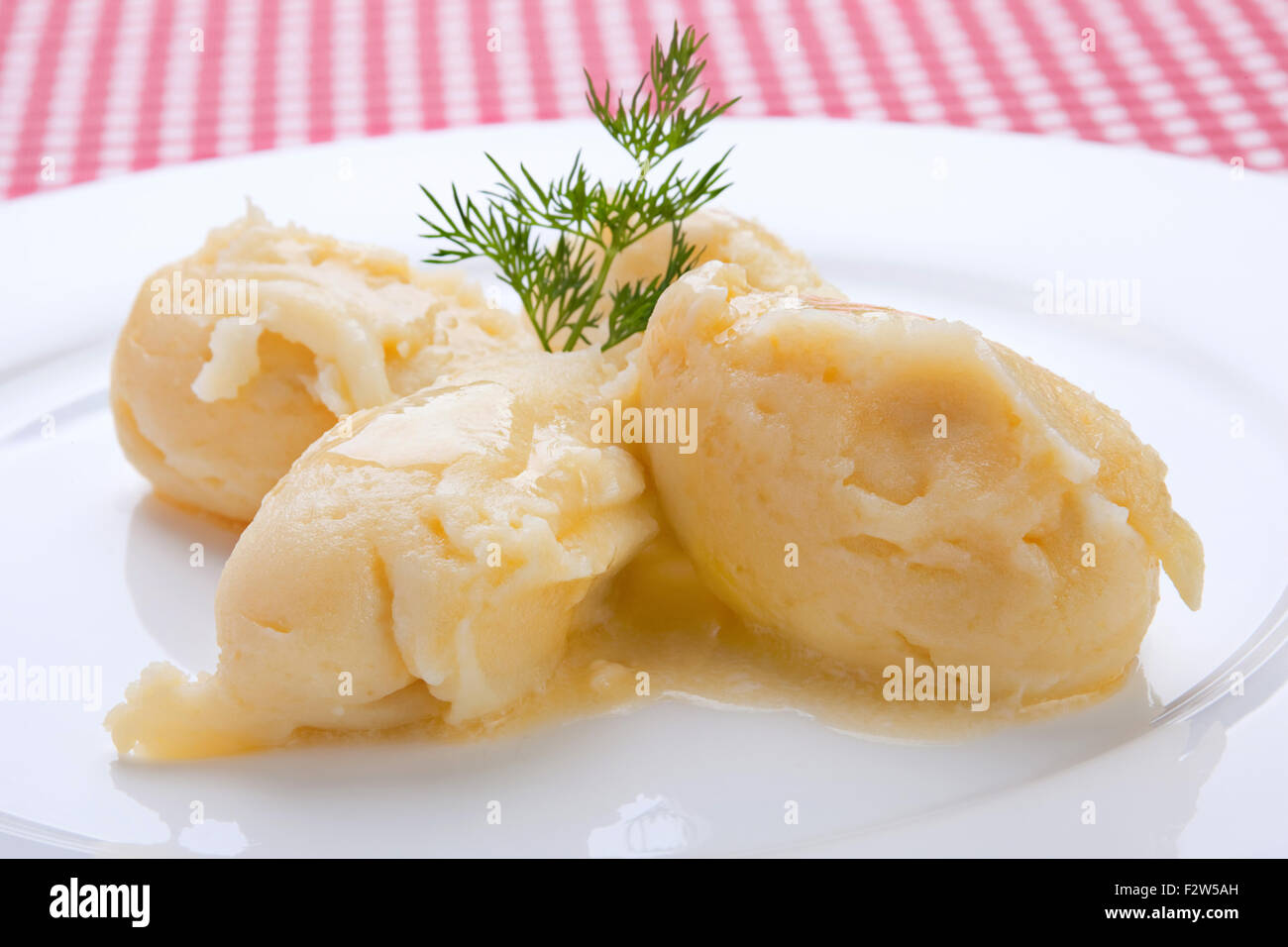 Teil der gestampften Kartoffeln mit Dill auf weißen Teller Stockfoto