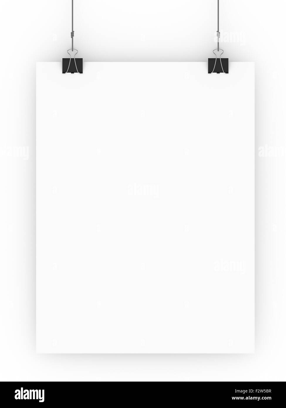 Leeres Papier hängen von Klemmen isoliert auf einem weißen Hintergrund. Stockfoto