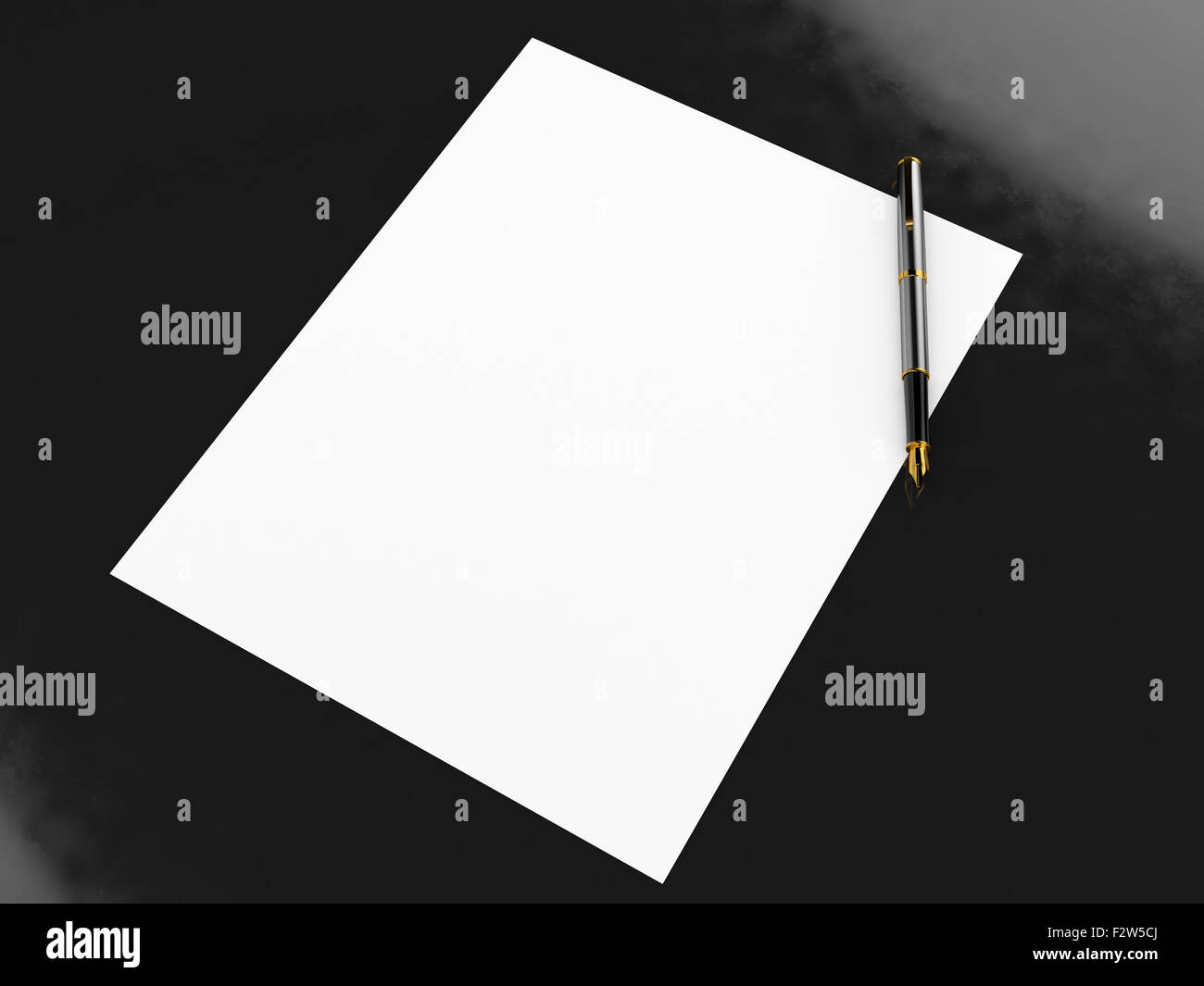 Leeres Blatt Papier und high-End-Stift auf schwarz glänzende Oberfläche Stockfoto