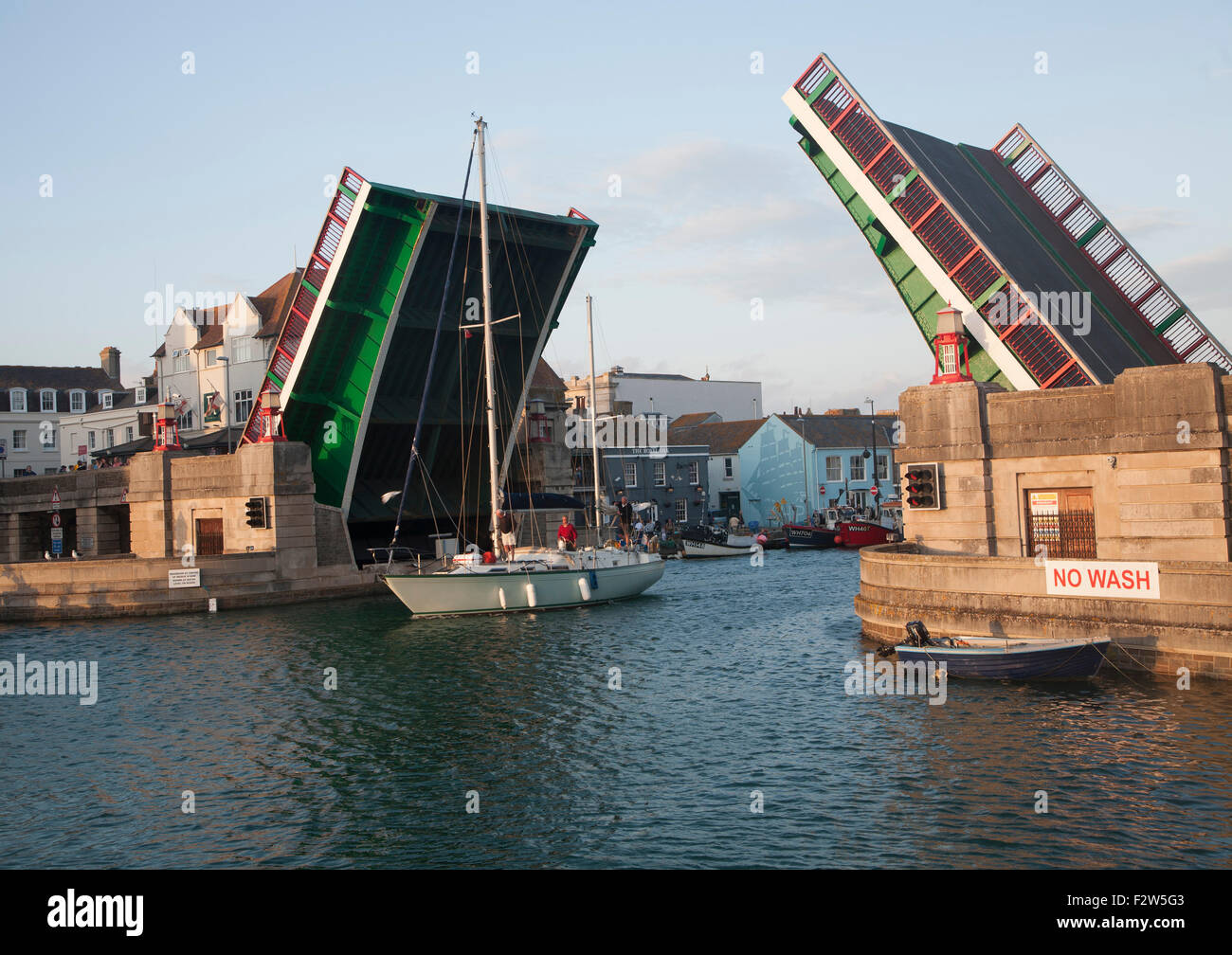 Stadtbrücke angehoben, um eine Yacht in der Marina in Weymouth Hafen, Dorset, England, UK übergehen lassen Stockfoto