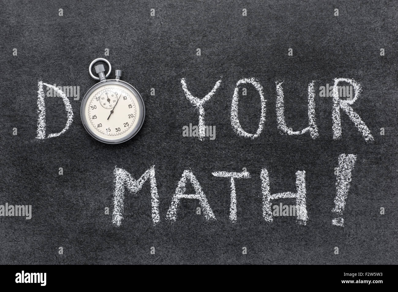 tun Ihr Mathe Ausruf handschriftlich auf Tafel mit Vintage präzise Stoppuhr verwendet anstelle von O Stockfoto