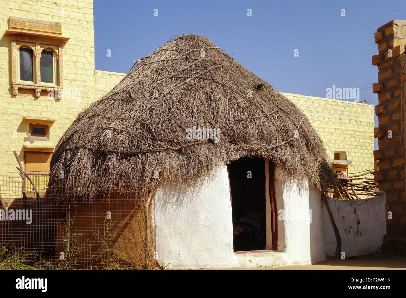 Lehmhütte mit Dach gemacht Strohhalme im Badal House in Khuri Dorf, Jaisalmer, Rajasthan, Indien Stockfoto