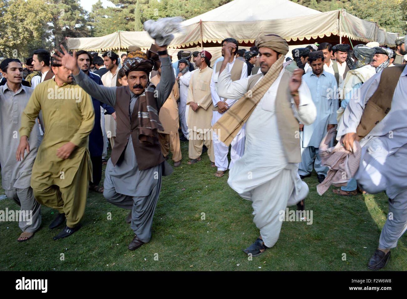 Quetta. 23. Sep, 2015. Tanzen im Takt der Trommel während einer Zeremonie Pashtun Kulturtag im Südwesten Pakistans Quetta, 23. September 2015. © Irfan/Xinhua/Alamy Live-Nachrichten Stockfoto