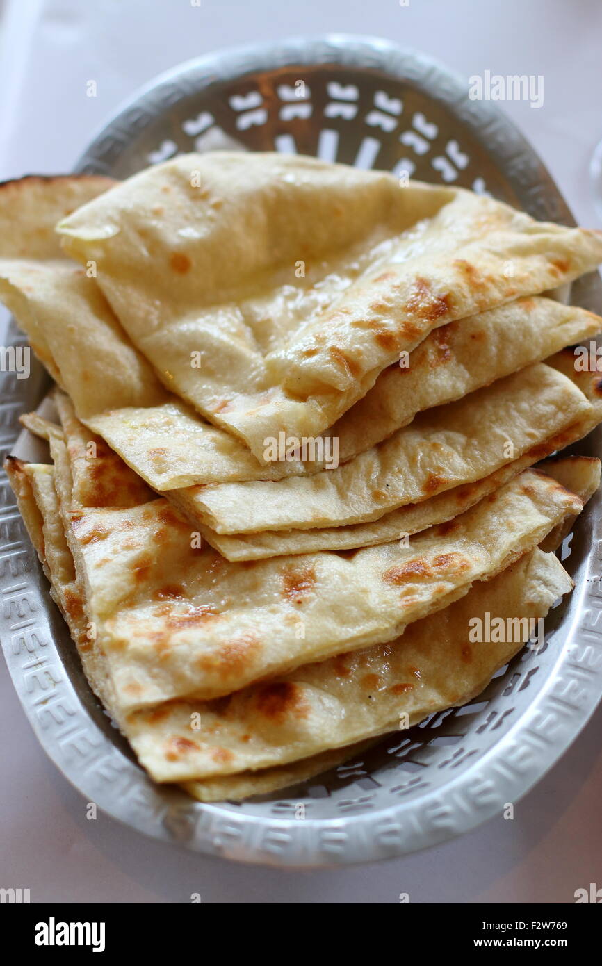 Nahaufnahme von frisch zubereitetes Naan-Brot in einer Metallschale Stockfoto