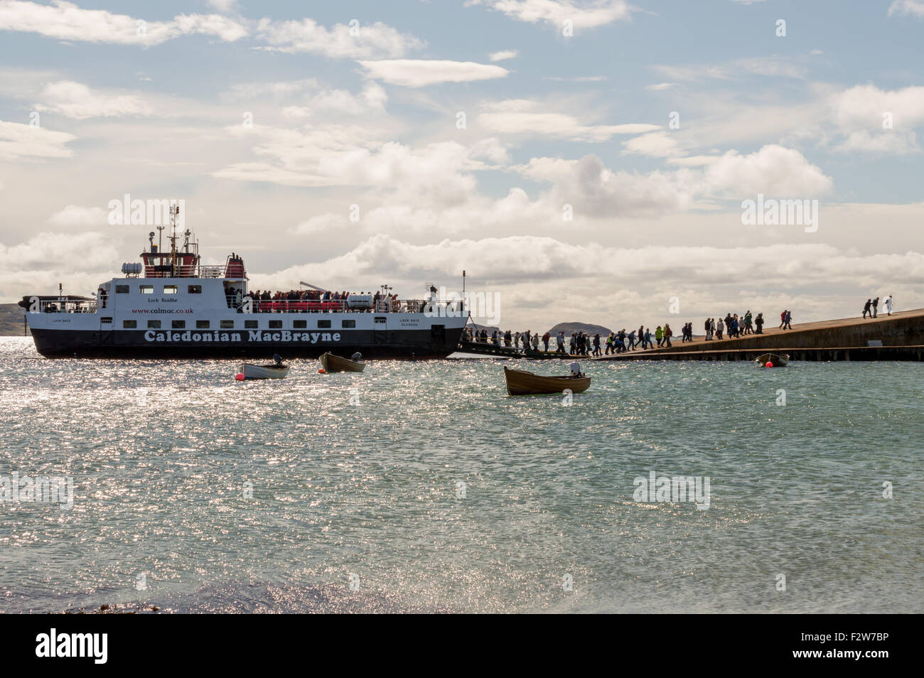 Reisende, die auf der Insel Iona aus dem Passagier Fähre von Fionnphort, Mull Stockfoto