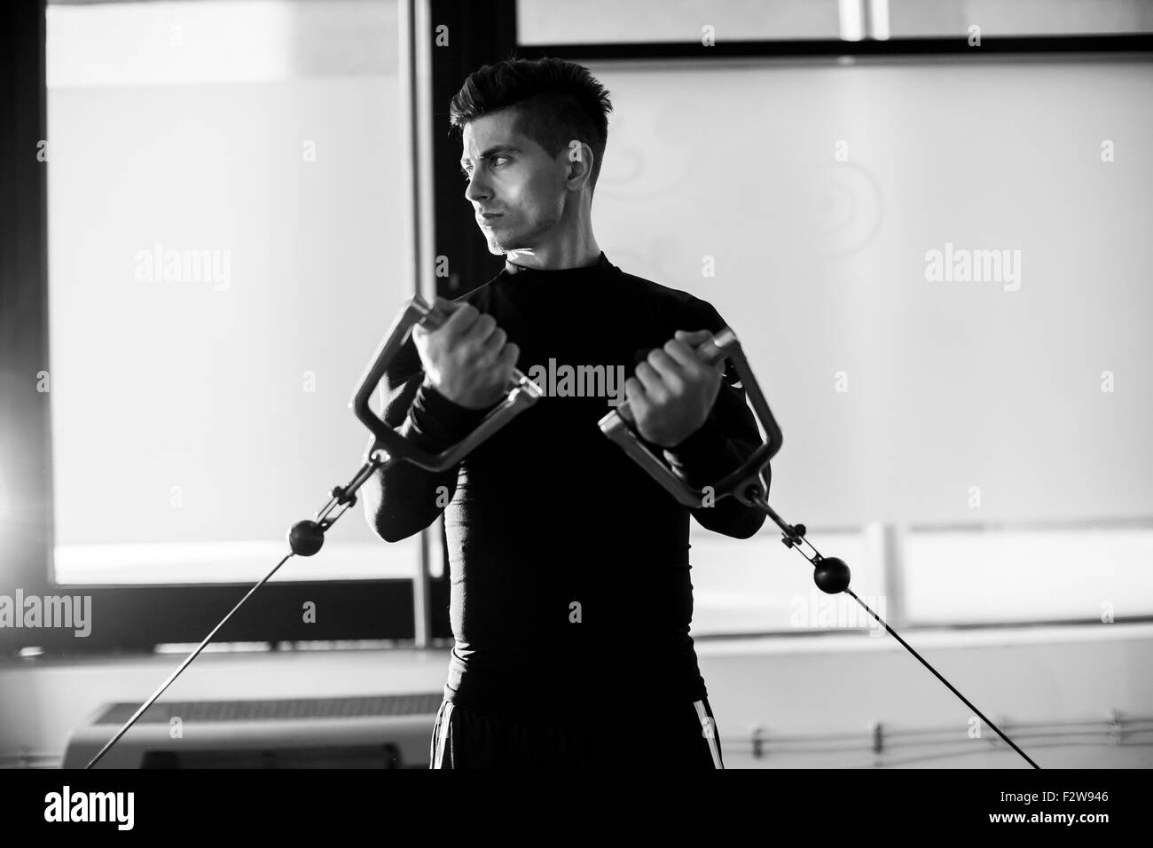 Junger Mann Training in der Turnhalle Stockfoto