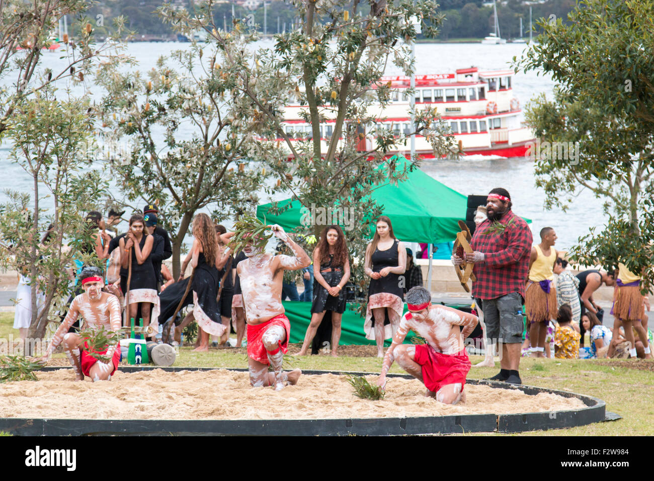 Aborigines willkommen Land tanzen in Barangaroo Reserve Park Sydney, zur Feier der Eröffnung des Parks, Sydney, Australien Stockfoto