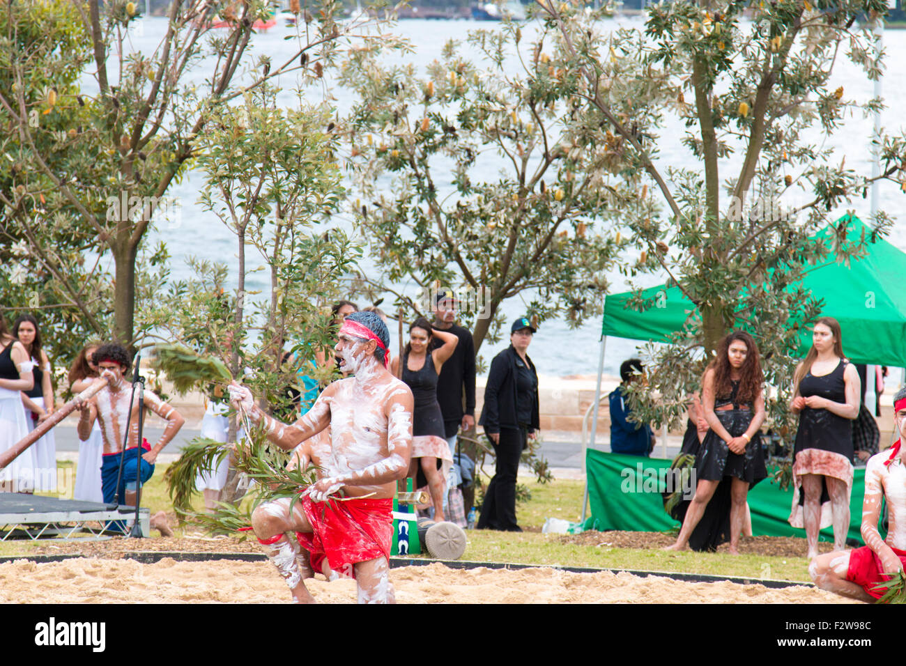 Aborigines willkommen Land tanzen in Barangaroo Reserve Park Sydney, zur Feier der Eröffnung des Parks, Sydney, Australien Stockfoto